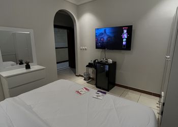 استديو بأثاث مريح وبسيط 