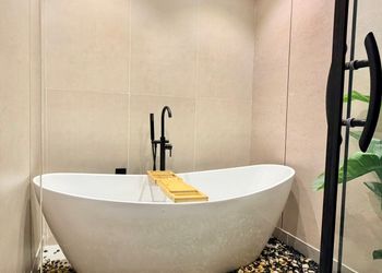 استديو بأثاث مريح وبسيط 