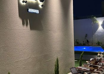 شاليه بجلسة خارجية ومسطح اخضر