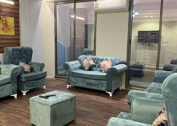 شاليه بمسطح اخضر وجلسة خارجية