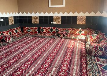 شاليه بجلسة تطل على مسبح خارجي 