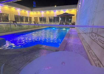 شاليه بجلسة تطل على مسبح خارجي 
