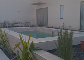 شاليه بجلسة خارجية ومسبح