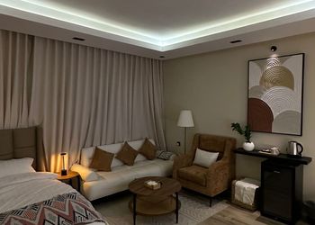 استديو بأثاث مريح وبسيط 