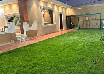 استراحة بملعب كرة قدم و طائره 
