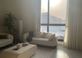 شقة بغرفه نوم سرير ماستر ومجلس
