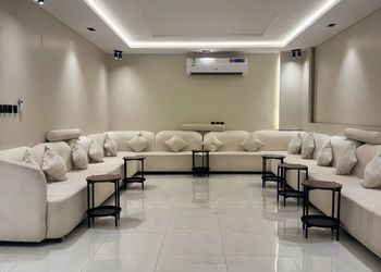 شاليه بجلسة خارجية ومسطح اخضر