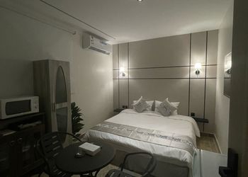 استديو بسرير ماستر وأثاث مريح 