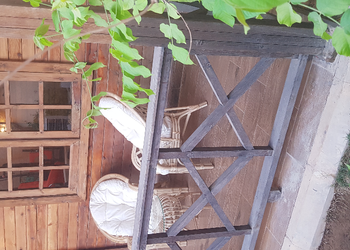 شالية بجلسة خارجية ومسطح اخضر 