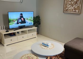 شقه بأثاث مريح ودخول ذاتي
