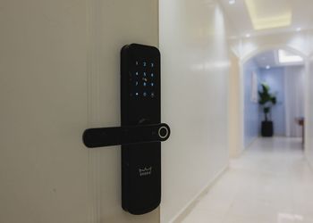 شقة بغرفة معيشة وغرفتين نوم 