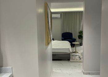 استديو بأثاث مريح وبسيط 