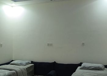 شاليه بمسطح اخضر وجلسة خارجية