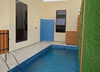 شالية بمجلس وفناء خارجي 