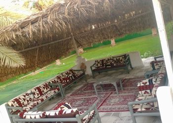 شاليه بجلسة خارجية ومسطح اخضر