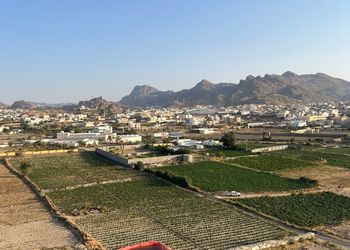 شقة بصالة وثلاث غرف نوم وإطلالة