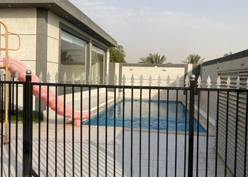 شاليه بألعاب مائية ومسطح اخضر