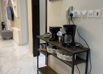شاليه بجلسة خارجية ومسطح اخضر