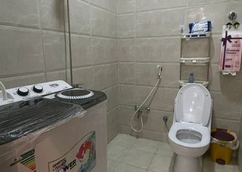 شقة بصالة وثلاث غرف نوم