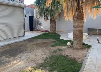 شاليه بجلسة خارجية وصالة جلوس