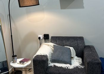 استديو بسرير ماستر وجلسة جانبية