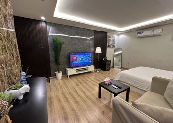 استديو انيق بأثاث مريح وبسيط 