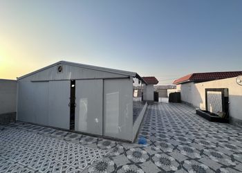 شاليه بمسطح اخضر وجلسة 