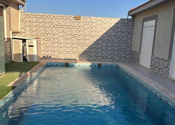 شاليه بألعاب مائية وجلسة خارجية