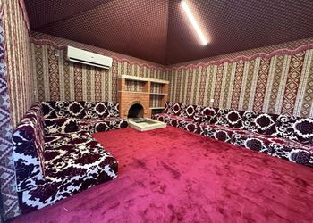 استراحة بخيمه ومسطح اخضر 