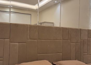 شاليه بجلسة خارجية ومسطح اخضر