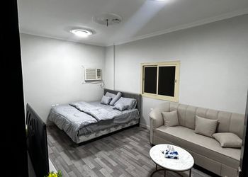 استديو بسرير ماستر وأثاث مريح 