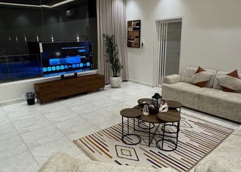 شاليه بمسطح اخضر و مسبح