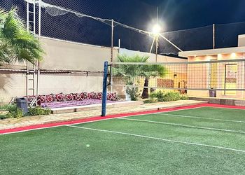 شاليه بملعب كرة طائرة ومجلس