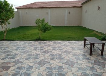 شاليه بجلسة خارجية ومسبح خارجي