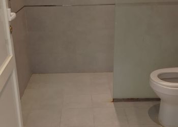 شاليه بمسطح اخضر وجلسة خارجية
