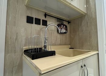 استديو بأثاث مريح وبسيط 