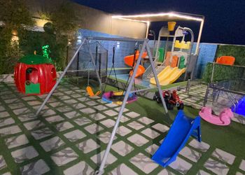 استراحة بمسطح اخضر وجلسه خارجيه