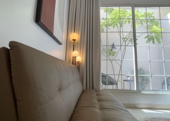 استديو بأثاث مريح وبسيط 