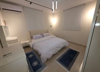 شقة بغرفة معيشة وغرفة نوم 