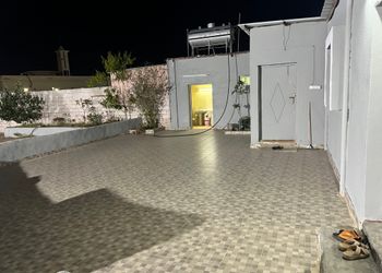 استراحة بفناء خارجي ومجالس