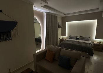 استديو بأثاث مريح وبسيط 