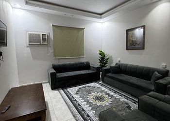 شقة بثلاث غرف نوم وصالة مريحة 