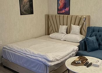 استديو بسرير ماستر وجلسة مريحة 