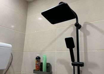 غرفة بسرير مريح وأثاث بسيط