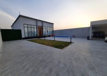 شاليه بمسطح اخضر ومسبح 