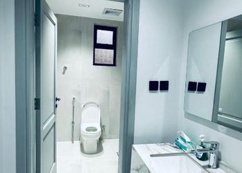شاليه بمسطح اخضر ومسبح 