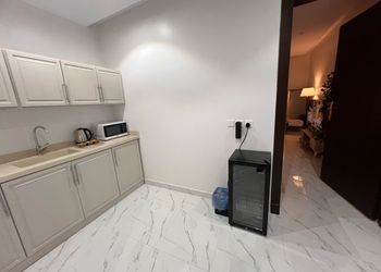 استديو بأثاث مريح وبسيط 