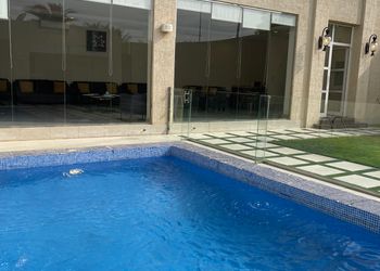 شاليه بمسطح اخضر ومسبح
