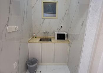 استديو بسرير مريح وأثاث بسيط