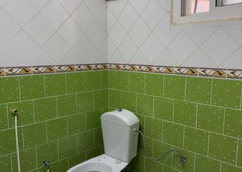 شاليه بجلسة مطلة على مسبح 